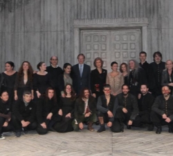 Fotografía de grupo de Su Majestad la Reina con los actores de la Compañía Nacional de Teatro Clásico